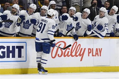 Tavares scores twice to lead Maple Leafs over Predators 3-2